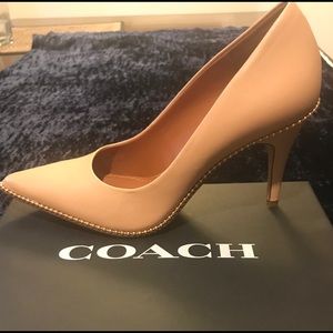Coach versatile neutral leather pumps